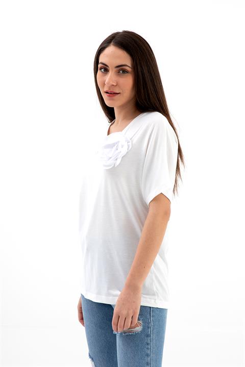 V Yaka Broş Gül Detaylı T-shirt - Beyaz - Pazaribu