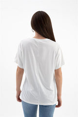 V Yaka Broş Gül Detaylı T-shirt - Beyaz - Pazaribu