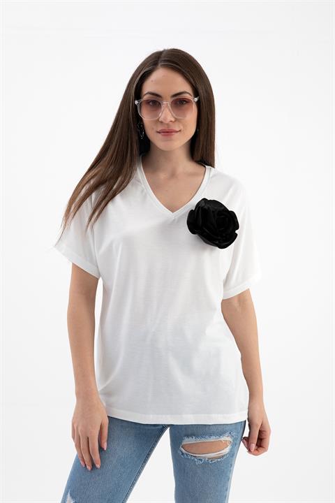 V Yaka Broş Gül Detaylı T-shirt - Siyah - Pazaribu